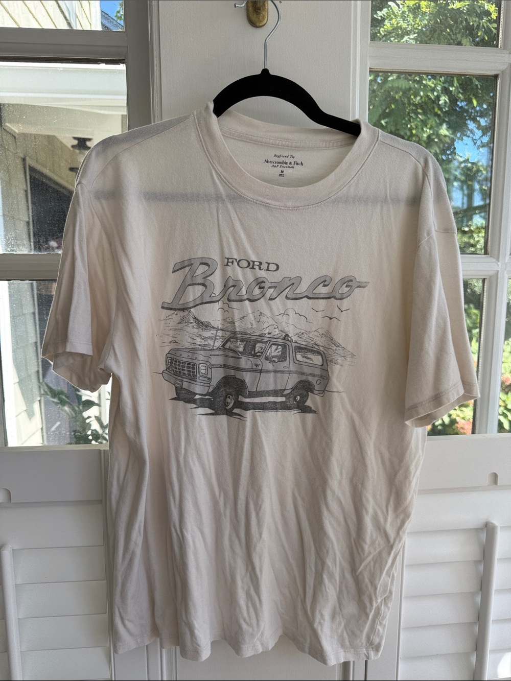 Abercrombie & Fitch Cream Tee with Gray Ford Bronco Graphic Medium Women’s
